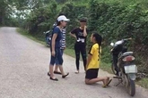 Nữ sinh lớp 9 bắt bạn quỳ xuống xin lỗi Nữ sinh lớp 9 bắt bạn quỳ xuống xin lỗi