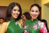 Phạm Hương - Lan Khuê: Cái nắm tay và chuyện lo quá hóa thừa! Phạm Hương - Lan Khuê: Cái nắm tay và chuyện lo quá hóa thừa!