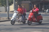 Người dân du xuân “quên” đội mũ bảo hiểm Người dân du xuân “quên” đội mũ bảo hiểm
