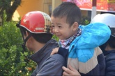 Hình ảnh ngộ nghĩnh của các em nhỏ tại phiên chợ Tết cuối năm Hình ảnh ngộ nghĩnh của các em nhỏ tại phiên chợ Tết cuối năm