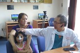 Bé gái bị đôi đũa cắm xuyên lưỡi khi đang ăn cơm Bé gái bị đôi đũa cắm xuyên lưỡi khi đang ăn cơm