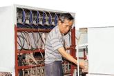 Người cựu binh tài hoa “ép” sắt vụn ra… xăng Người cựu binh tài hoa “ép” sắt vụn ra… xăng
