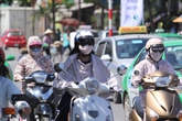 Người Hà Nội "kín mít" trong đợt nắng nóng kỉ lục Người Hà Nội "kín mít" trong đợt nắng nóng kỉ lục