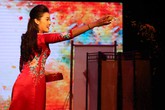Á hậu Huyền My quyến rũ trong áo dài đỏ truyền thống Á hậu Huyền My quyến rũ trong áo dài đỏ truyền thống