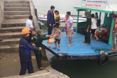 Tin mới nhất về bão số 7: Hối hả đưa khách du lịch vào đất liền Tin mới nhất về bão số 7: Hối hả đưa khách du lịch vào đất liền