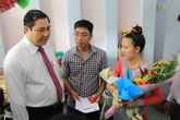 Chủ tịch Đà Nẵng đến tận nhà trao giấy khai sinh cho trẻ Chủ tịch Đà Nẵng đến tận nhà trao giấy khai sinh cho trẻ