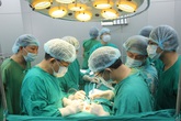 Lấy người bệnh là trung tâm của hoạt động điều trị và chăm sóc, nhân viên y tế là then chốt Lấy người bệnh là trung tâm của hoạt động điều trị và chăm sóc, nhân viên y tế là then chốt