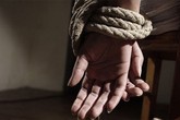 Nữ 9X bị người nước ngoài khống chế trong khách sạn Nữ 9X bị người nước ngoài khống chế trong khách sạn