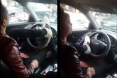 Hà Nội: Giật mình cảnh lái ô tô bằng chân giữa phố đông Hà Nội: Giật mình cảnh lái ô tô bằng chân giữa phố đông