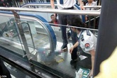 Bé 2 tuổi bị kẹt tay vào thang cuốn 15 phút, những người xung quanh thờ ơ... quay phim Bé 2 tuổi bị kẹt tay vào thang cuốn 15 phút, những người xung quanh thờ ơ... quay phim