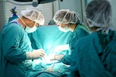 Cha ném cốc nước vào đầu khiến con 18 tháng tuổi vỡ xương sọ Cha ném cốc nước vào đầu khiến con 18 tháng tuổi vỡ xương sọ