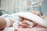 Trẻ đang chơi đùa đột ngột sốt cao dễ mắc viêm não mô cầu Trẻ đang chơi đùa đột ngột sốt cao dễ mắc viêm não mô cầu