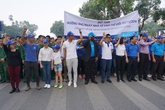 2 bố con Phan Anh chạy bộ hưởng ứng Ngày Nhà vệ sinh Thế giới 2 bố con Phan Anh chạy bộ hưởng ứng Ngày Nhà vệ sinh Thế giới