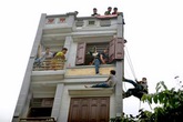 Nhiều con bạc nhảy lầu thoát thân khi cảnh sát đột kích Nhiều con bạc nhảy lầu thoát thân khi cảnh sát đột kích