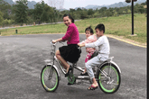 Vợ đại gia kim cương bất ngờ thể hiện thái độ lạc quan vào cuộc sống Vợ đại gia kim cương bất ngờ thể hiện thái độ lạc quan vào cuộc sống