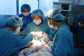 Gắp viên bi khỏi vùng kín bé gái 9 tuổi Gắp viên bi khỏi vùng kín bé gái 9 tuổi
