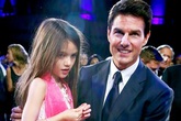 Tom Cruise cắt đứt quan hệ với con gái Suri Tom Cruise cắt đứt quan hệ với con gái Suri