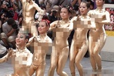 Hàng chục thiếu nữ khỏa thân, người phủ vàng tạo dáng nhạy cảm gây náo loạn cả khu phố Hàng chục thiếu nữ khỏa thân, người phủ vàng tạo dáng nhạy cảm gây náo loạn cả khu phố