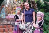 Bé gái 'dễ thương' trộm đồ du khách trong nháy mắt Bé gái 'dễ thương' trộm đồ du khách trong nháy mắt