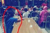 Gia đình giàu có đi ăn, nhưng bắt người giúp việc ngồi ở bàn khác và chỉ được phép nhìn Gia đình giàu có đi ăn, nhưng bắt người giúp việc ngồi ở bàn khác và chỉ được phép nhìn