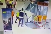 Bé gái ngã trọng thương khi bố công kênh đi thang cuốn Bé gái ngã trọng thương khi bố công kênh đi thang cuốn