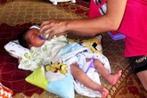 Bé trai bị bỏ rơi dưới gốc khế lúc rạng sáng Bé trai bị bỏ rơi dưới gốc khế lúc rạng sáng
