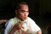 Diễn viên Nguyễn Hoàng đã tự ăn được sau một năm tai biến Diễn viên Nguyễn Hoàng đã tự ăn được sau một năm tai biến