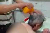 Hình ảnh người con trai tắm cho mẹ già khiến bao người rơi lệ Hình ảnh người con trai tắm cho mẹ già khiến bao người rơi lệ
