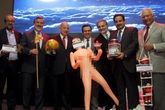 Chile: Dân sôi sục vì bộ trưởng chụp ảnh với búp bê tình dục Chile: Dân sôi sục vì bộ trưởng chụp ảnh với búp bê tình dục