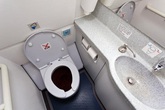 Máy bay hạ cánh khẩn cấp để hành khách đi toilet Máy bay hạ cánh khẩn cấp để hành khách đi toilet