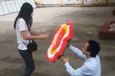 Cô gái tức giận bỏ đi khi được cầu hôn bằng... vòng hoa Cô gái tức giận bỏ đi khi được cầu hôn bằng... vòng hoa