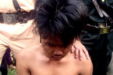 Bị bắt, tên cướp tự cởi hết quần áo Bị bắt, tên cướp tự cởi hết quần áo
