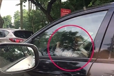 Bé gái lái ôtô biển xanh vi vu trên phố Hà Nội Bé gái lái ôtô biển xanh vi vu trên phố Hà Nội