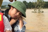 Ngọc Hân bỏ sinh nhật mẹ đi từ thiện ở vùng ngập sâu 10 m Ngọc Hân bỏ sinh nhật mẹ đi từ thiện ở vùng ngập sâu 10 m