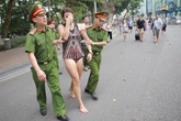 Nữ du khách bơi giữa hồ Hoàn Kiếm có biểu hiện bất thường Nữ du khách bơi giữa hồ Hoàn Kiếm có biểu hiện bất thường