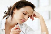 Khách đến thăm bà đẻ, bố chồng ngồi cửa nhẩm tiền Khách đến thăm bà đẻ, bố chồng ngồi cửa nhẩm tiền