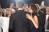 Brad Pitt thân mật với người tình tin đồn trên thảm đỏ Brad Pitt thân mật với người tình tin đồn trên thảm đỏ