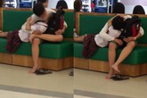 Cặp đôi mặc đồng phục học sinh diễn "cảnh nóng" giữa trung tâm thương mại Cặp đôi mặc đồng phục học sinh diễn "cảnh nóng" giữa trung tâm thương mại