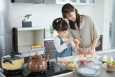 Con gái không biết canh cua nấu rau đay, các mẹ nói gì? Con gái không biết canh cua nấu rau đay, các mẹ nói gì?