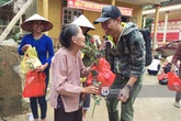 Phan Anh bỏ tiền túi ra mua hoa và quà tặng chị em vùng rốn lũ Phan Anh bỏ tiền túi ra mua hoa và quà tặng chị em vùng rốn lũ