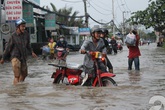 Sài Gòn: Triều cường đạt đỉnh, người lớn bì bõm dắt xe, trẻ nhỏ hớn hở nô đùa với nước Sài Gòn: Triều cường đạt đỉnh, người lớn bì bõm dắt xe, trẻ nhỏ hớn hở nô đùa với nước