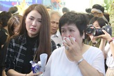 Bạn bè, người thân khóc nức nở trong phút chia ly Minh Thuận Bạn bè, người thân khóc nức nở trong phút chia ly Minh Thuận