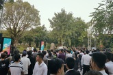 Mang chăn gối ngủ qua đêm chờ xếp hàng mua nhà Mang chăn gối ngủ qua đêm chờ xếp hàng mua nhà