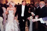 Đám cưới xa hoa của tỷ phú Donald Trump cùng siêu mẫu Melania 11 năm trước Đám cưới xa hoa của tỷ phú Donald Trump cùng siêu mẫu Melania 11 năm trước