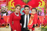 Phan Hiển vừa bế con vừa ôm eo Khánh Thi Phan Hiển vừa bế con vừa ôm eo Khánh Thi