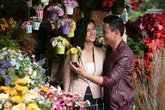 Kim Tuyến đẹp thanh lịch, cười rạng rỡ dạo phố với “người yêu” Kim Tuyến đẹp thanh lịch, cười rạng rỡ dạo phố với “người yêu”