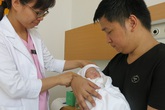 Phẫu thuật cứu sống bé gái sơ sinh nội tạng nằm ngoài ổ bụng Phẫu thuật cứu sống bé gái sơ sinh nội tạng nằm ngoài ổ bụng