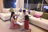 Con gái Bánh Gạo thổi nến sinh nhật cùng Công Vinh Con gái Bánh Gạo thổi nến sinh nhật cùng Công Vinh