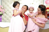 Vợ chồng Vũ Thu Phương lần đầu lộ diện cùng hai con gái Vợ chồng Vũ Thu Phương lần đầu lộ diện cùng hai con gái