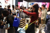 Black Friday 2016: Trước giờ G, nhiều cửa hàng ở Hà Nội đã đông khách săn hàng giảm giá Black Friday 2016: Trước giờ G, nhiều cửa hàng ở Hà Nội đã đông khách săn hàng giảm giá